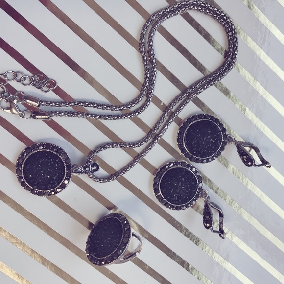 Vintage Black Gem Jewelry Set - Picture 5 of 6